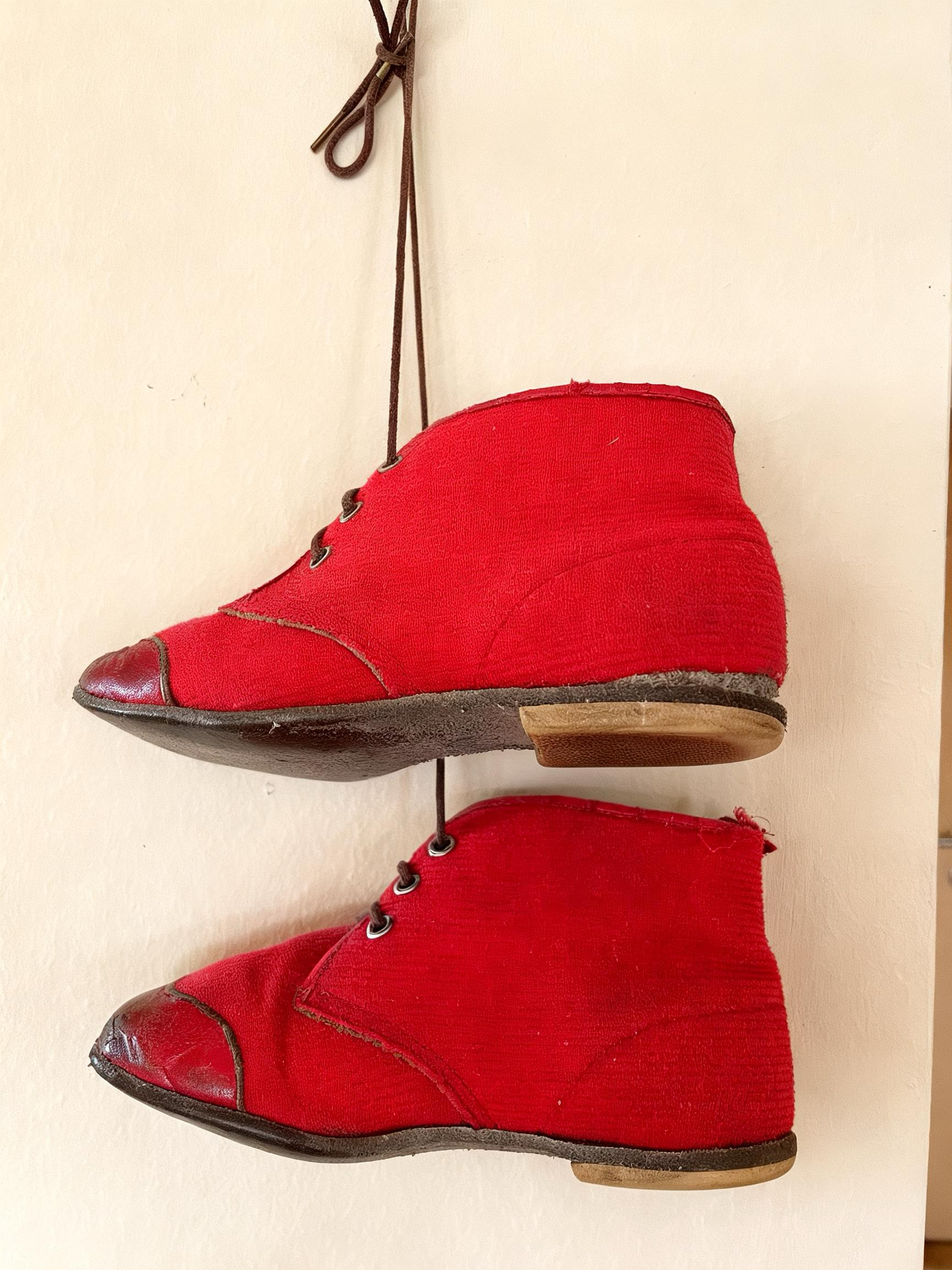 rote Kinderschuhe
